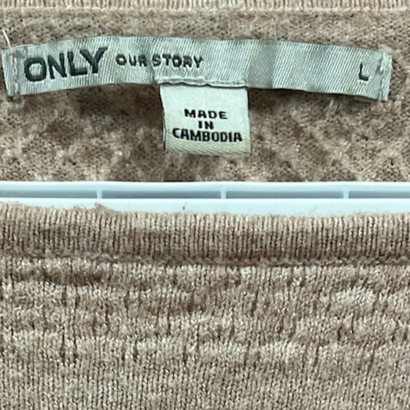 Salmon colored long sleeve sweater, size Large. Brand ONLY. GUC - Picture 4 of 4